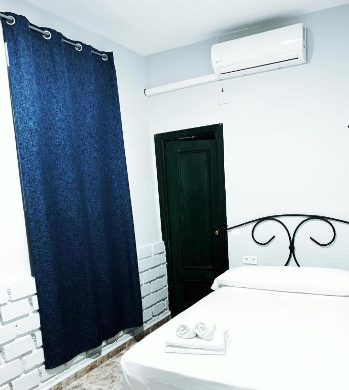 Hostal El Castillo Alcala De Guadaira Ngoại thất bức ảnh